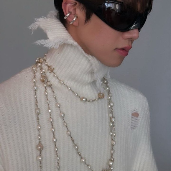 Ripped White knitted turtleneck sweater - Picture 10 of 15